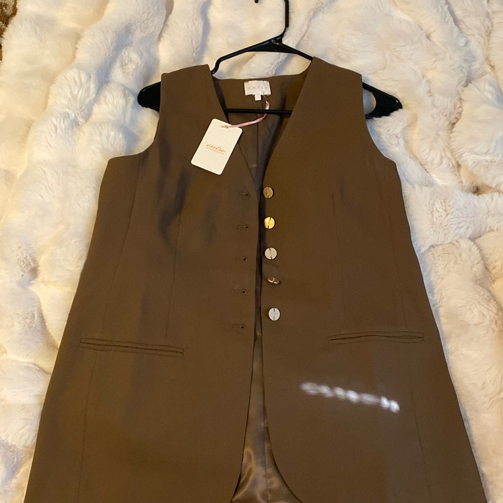 Entro brown vest.